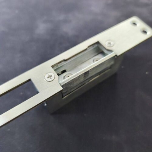 134-nc-a-1.jpg OUTLET: Elektromos zár - feszültségre zár - fail-safe (szünetáramú) - hosszú pajzzsal