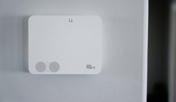 IQ4NS.jpg DSC IQ IQ4NS központ, PowerG 128 zóna, 4 partíció, 137 Z-Wave okosotthon eszköz, 4G, Wifi, SIM kártyával