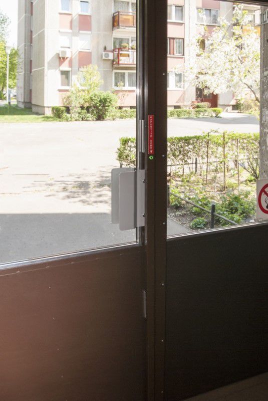 atom-22_6_3-1.jpg ATOM síkmágnes rendszer - jobbos, nyomógombbal - kifele nyíló műanyag ajtóra