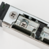Alacsony, pajzs nélküli elektromos zárfogadó - visszajelzéssel - nyelvkivezetővel - 12V DC