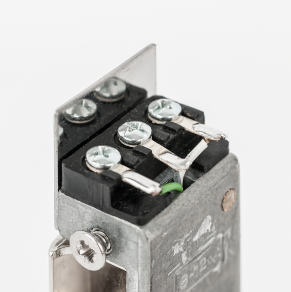 dorcas-n305-412_5-1.png Aszimmetrikus, pajzs nélküli elektromos zárfogadó, zárnyelv érzékelővel