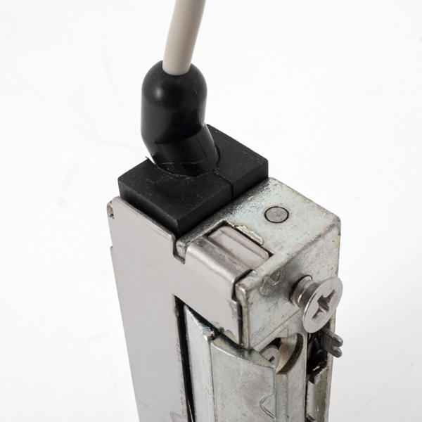 Vízálló (IP68)  szimmetrikus, keskeny, alacsony, pajzs nélküli elektromos zárfogadó 250mm vezetékkel - kiiktatható