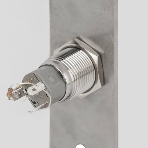 pbk-16-nonc-rdgn-a_3_1.jpg Kimagasló felületű Ø16 mm-es nyomógomb(IP65) 28 mm széles pajzzsal-NO/NC - piros-zöld LED